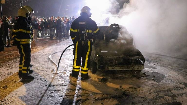 De brandende en rokende auto trok veel bekijks (foto: Jurgen Versteeg/SQ Vision Mediaprodukties).