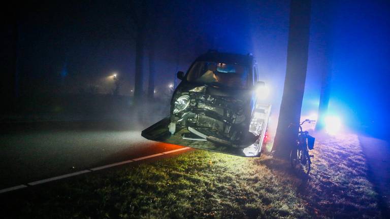 Een van de auto's die schade opliepen in mistig Bakel (foto: Pim Verkoelen/SQ Vision Mediaprodukties).