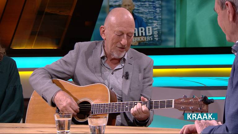 Gerard van Maasakkers zingt in de studio een van zijn nieuwe nummers (Foto: Kraak.)