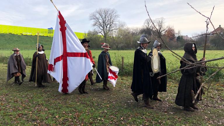 Spanjaarden in historische kledij bij de herdenking.