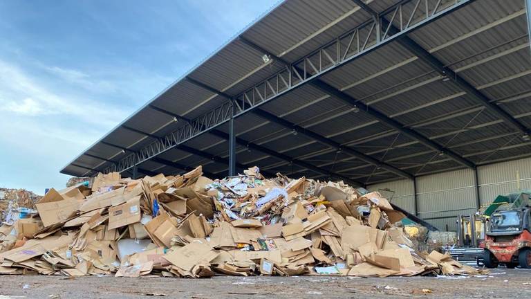 Stapels papier bij Recycling continue in Oosterhout.