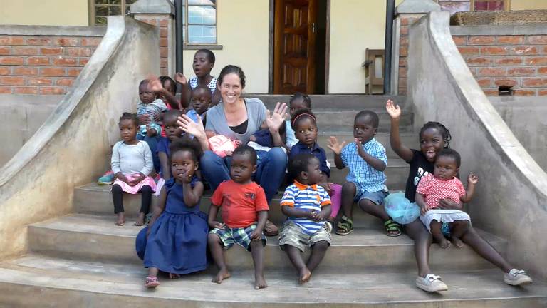Nicole van Elteren in haar weeshuis in Malawi.