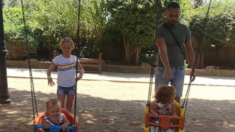 Vader Tolga met de drie kindjes (foto: Leigh Anne Janssen)