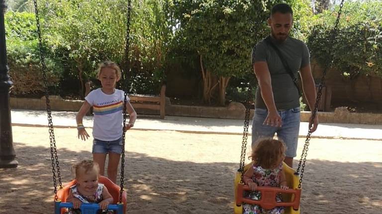 Vader Tolga met de drie kindjes (Foto: Leigh Anne Janssen)