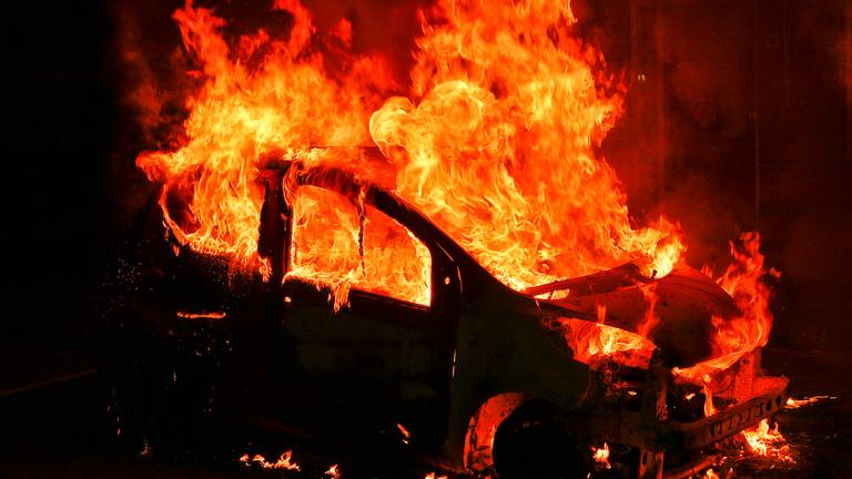 De auto is volledig uitgebrand. (Foto: Rico Vogels / SQ Vision)