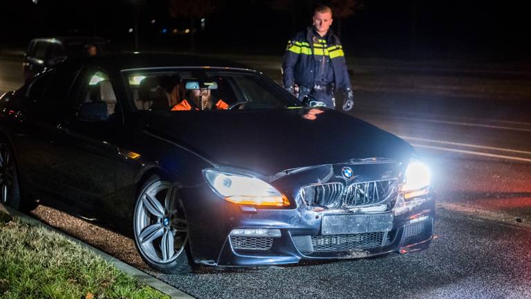 De auto van de advocaat raakte vrijdagnacht ook beschadigd. (Foto: Sem van Rijssel