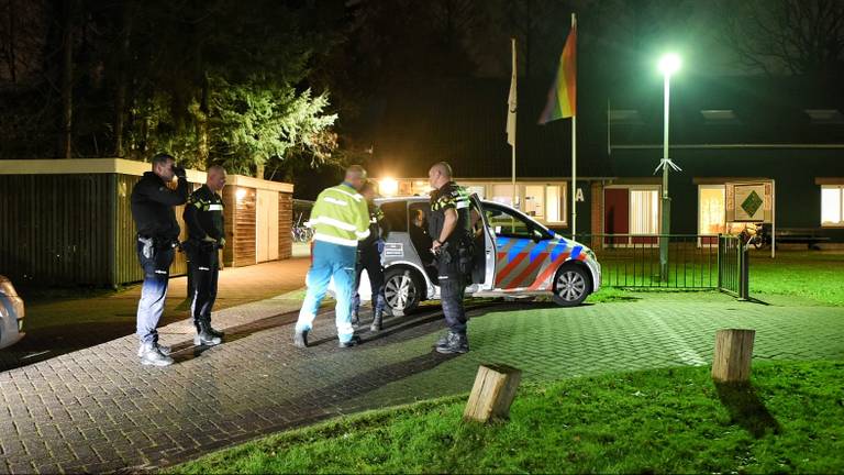 De politie doet onderzoek bij het azc in Oisterwijk. (Foto: Toby de Kort)