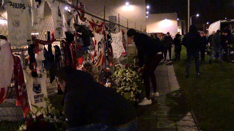 Vrienden leggen bloemen op de plek van het ongeluk.