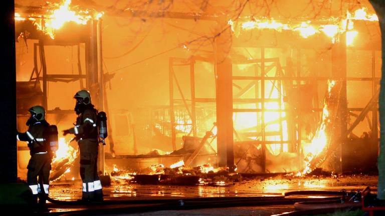 Het gebouw van De la Salle in Boxtel viel niet meer te redden door de brandweer. (Foto: Bart Meesters)