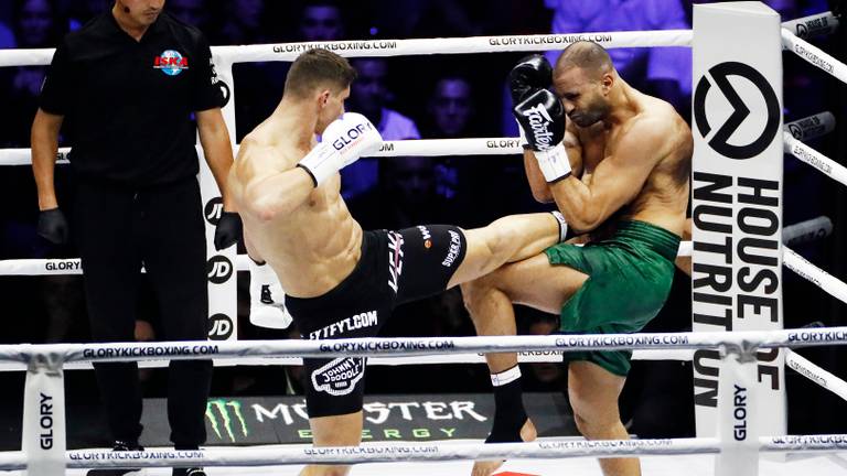 Rico Verhoeven (l) neemt het op tegen Badr Hari (r). (Foto: ANP)