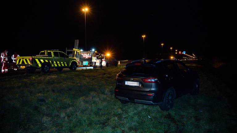 De auto in de berm langs de A58 viel langsrijdende automobilisten op. (Foto: Jack Brekelmans)