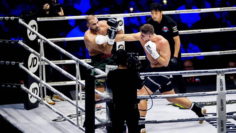 Rico Verhoeven deelt een flinke tik uit aan Badr Hari (foto: ANP).