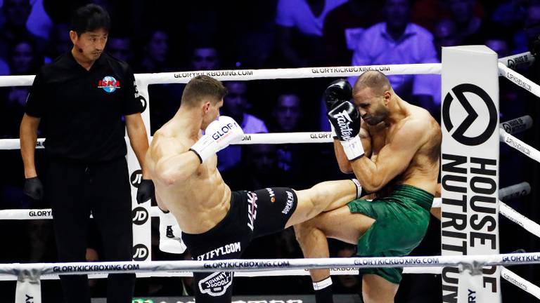 Rico Verhoeven raakt Badr Hari met een trap (foto: ANP).