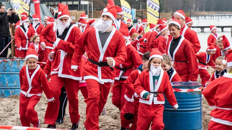 De kerstmannen beginnen aan de Santa Fun Run (foto: Kevin Cordewener)