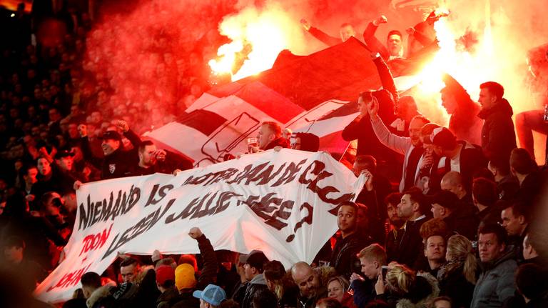 Een statement van de PSV-supporters tegen John de Jong en Toon Gerbrands (foto: Hollandse Hoogte).
