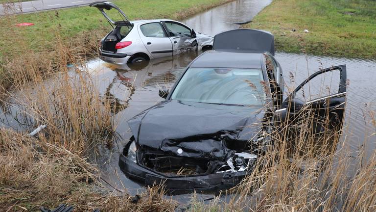 Beide auto's belandden in het water. (Foto's: SQ Vision)