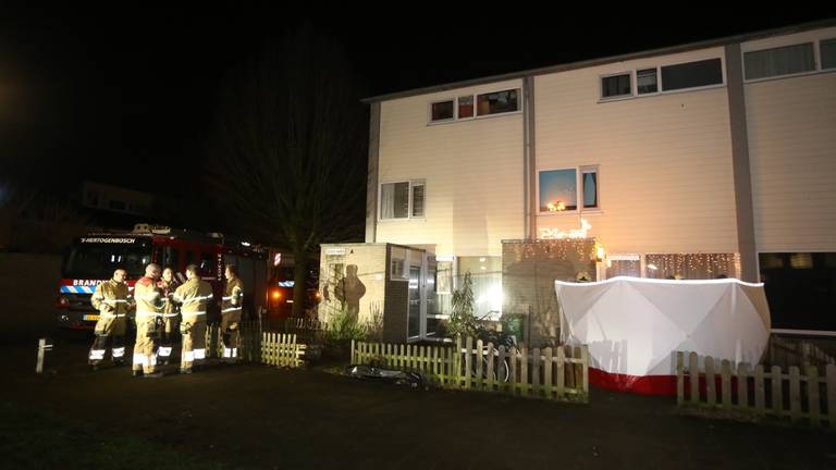 Diverse hulpdiensten kwamen na het vuurwerkongeluk naar het huis in Den Bosch. (Foto: Bart Meesters/Meesters Multi Media)