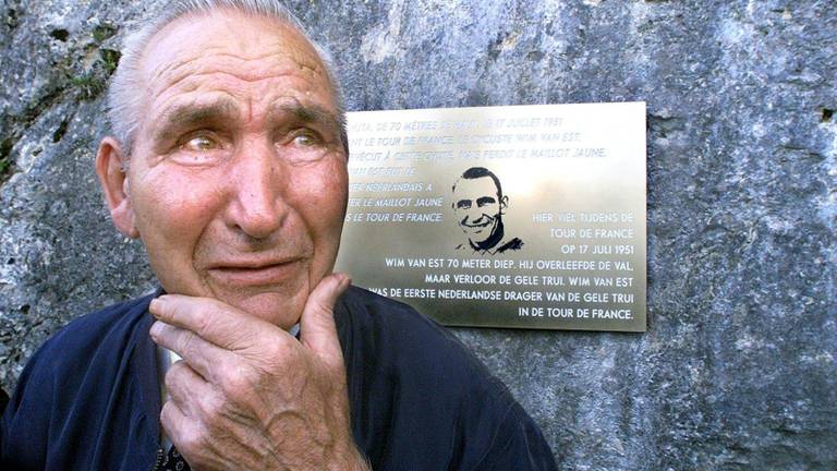 Wim van Est in 2001 bij de plaquette die herinnert aan zijn legendarische val in de Tour de France van 1951