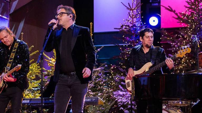 Guus Meeuwis is op kerstavond te zien in de All You Need Is Love-kerstspecial. (Beeld: Instagram Guus Meeuwis/RTL)