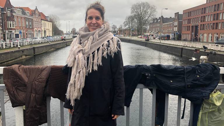 Laura tussen de jassen op de Hinthamerbrug (Foto: Imke van de Laar)