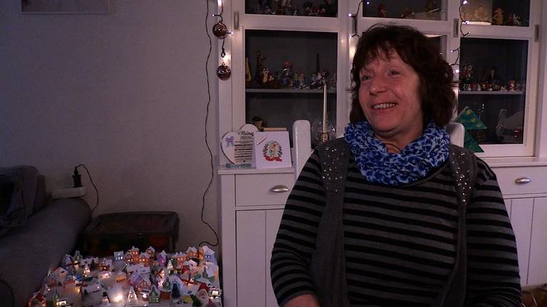 Marion helpt de inwoners van Goirle hun verzameling kersthuisjes compleet te maken. (foto: Tom van den Oetelaar)