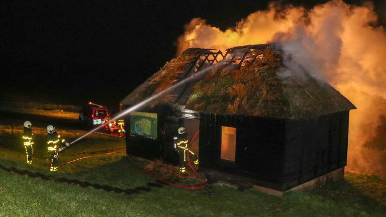 Het gebouwtje raakte zwaar beschadigd. (Foto: Jurgen Versteeg/ SQ Vision)