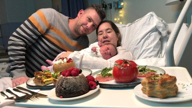 Sander, Valerie en hun dochtertje Lobke kregen een luxe diner. (foto: Raymond Merkx)