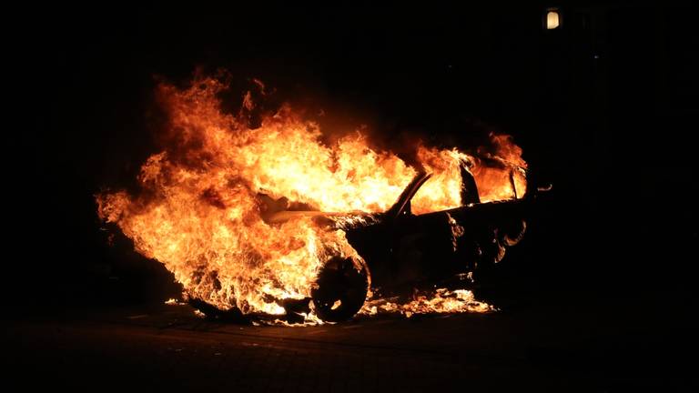 Weer gaat auto in vlammen op in Oss, dit keer is een technisch mankement de oorzaak (Foto: Charles Mallo/SQ Vision).