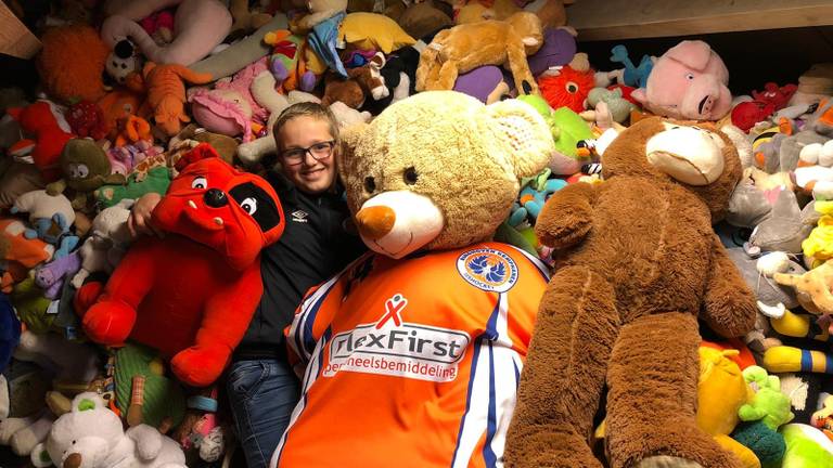 Tygo met zijn duizenden ingezamelde knuffels op zolder. (Foto: Dennis Clijssen)