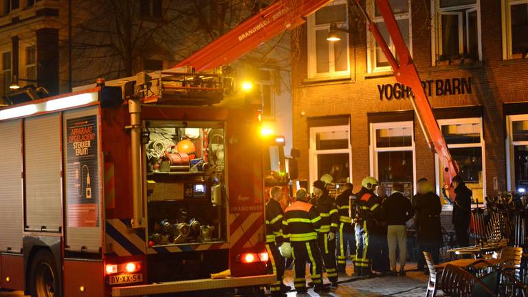 De brand is waarschijnlijk aangestoken. (Foto: Perry Roovers/SQ Vision)