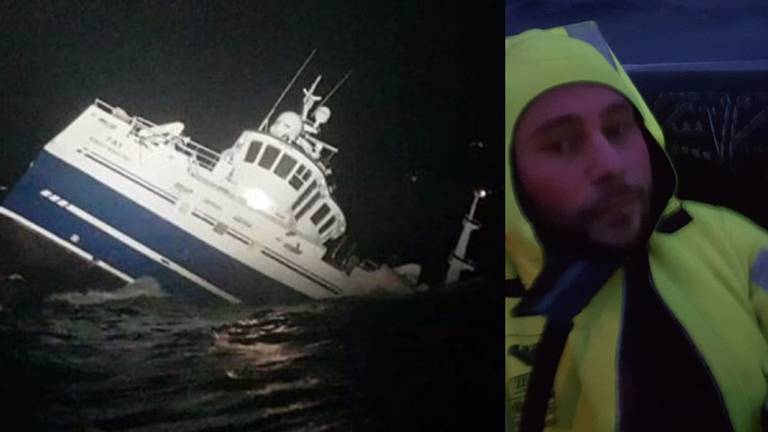 De zinkende vissersboot en Sander in het vlot (Foto's: Sander van de Pol)