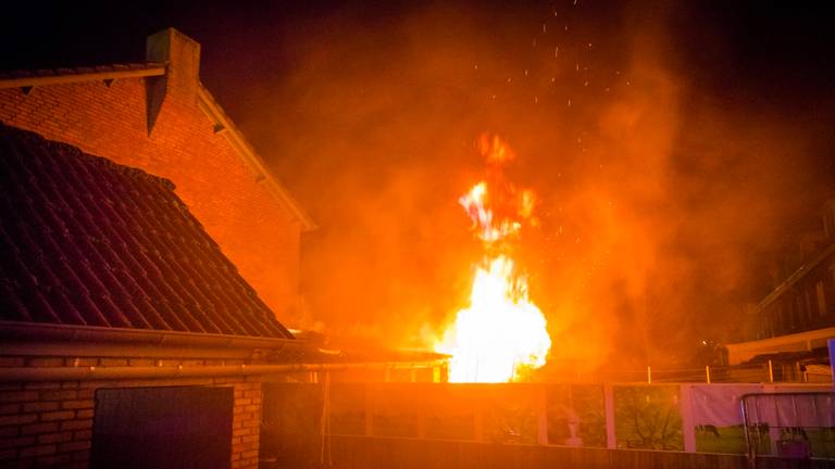 Buurtbewoners worden opgeschrikt door metershoge vlammen in Eindhoven. (Foto: Sem van Rijssel)