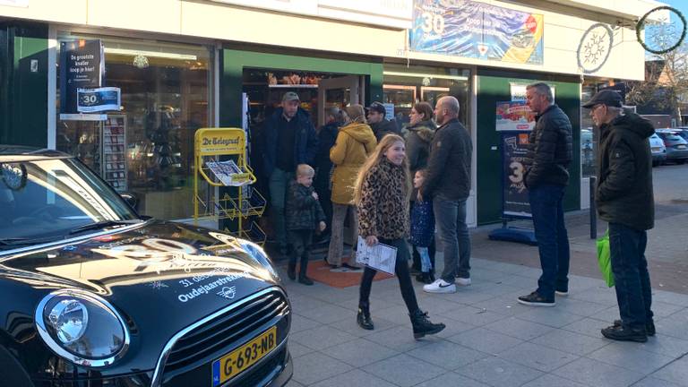 De rij staat tot buiten bij 'gelukswinkel' Dillen in Veldhoven. (foto: Eva de Schipper)