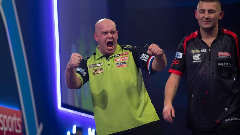 Michael van Gerwen is blij met een gewonnen set (foto: Lawrence Lustig/PDC).