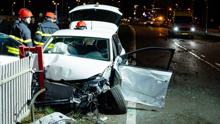 De vrouw zat als bijrijder in de auto toen deze botste. (Foto: Jack Brekelmans / Persburo BMS)