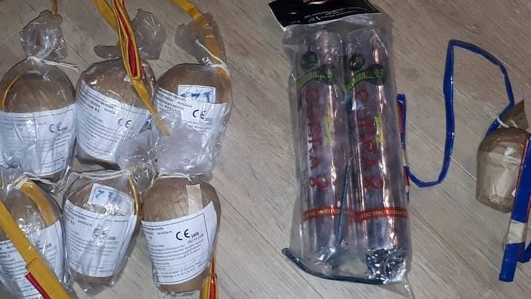 Een deel van het illegale vuurwerk. (Foto: Wijkagenten Schadewijk)