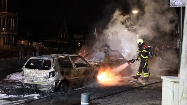 Twee auto's in brand gestoken. (Foto: Erik Haverhals / FPMB)