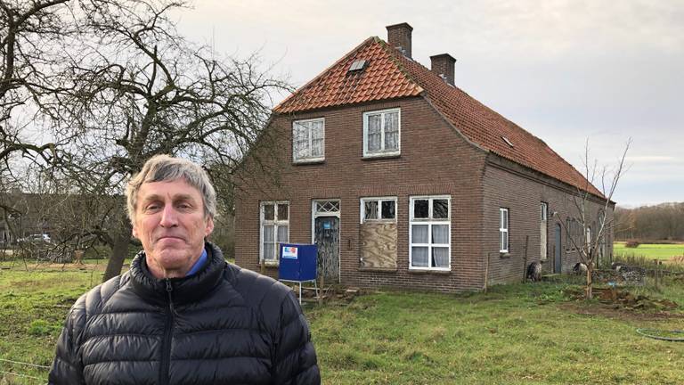 Sjef van Creij bij de boerderij van Peerke Smulders.