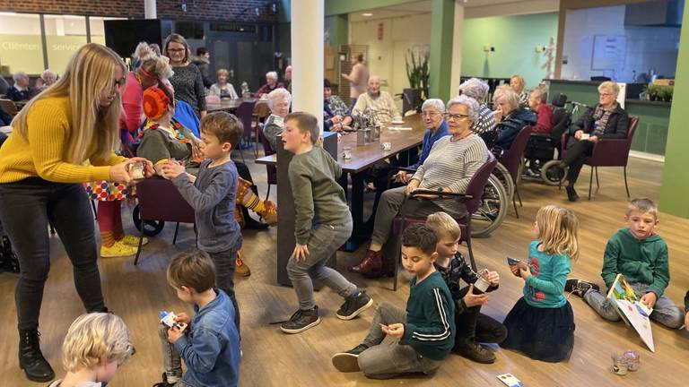 Leerlingen van basisscholen in de buurt bezoeken dementerende ouderen die in De Wijngaerd wonen.