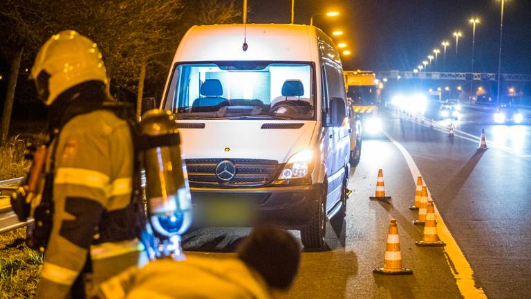 Het busje stond op de vluchtstrook van de A2. (Foto: Sem van Rijssel/SQ Vision)