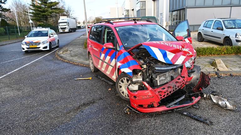 Geramde brandweerauto op de kruising van de Florijnstraat met de Penningweg in Etten-Leur. (Foto: Tom van der Put / SQ Vision Mediaprodukties)