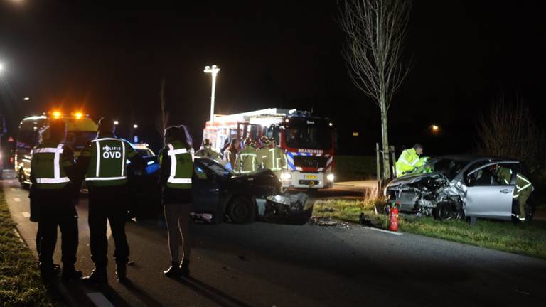 De brandweer moest de inzittenden uit hun auto bevrijden. Foto: Sander van Gils/SQ Vision