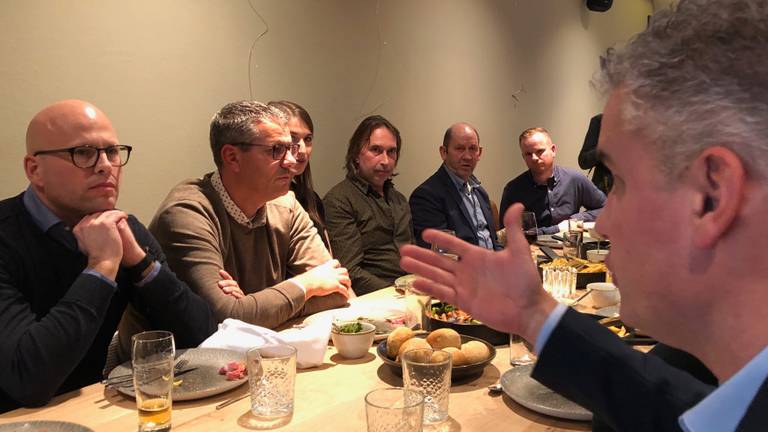 Boeren en PSV-supporters aan tafel.