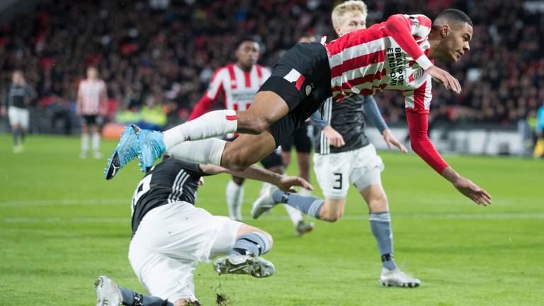 Cody Gakpo over de knie bij een speler van Rosenborg. (Foto: ANP)