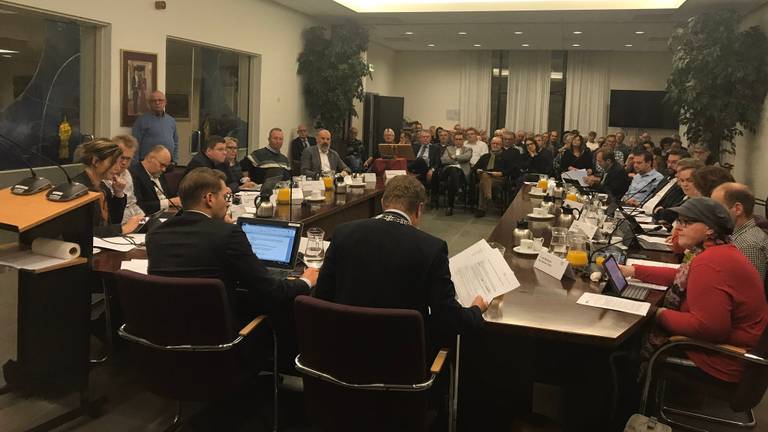 De raadsvergadering van de gemeente Mill donderdagavond werd goed bezocht. (Foto: Twitter gemeente Mill)