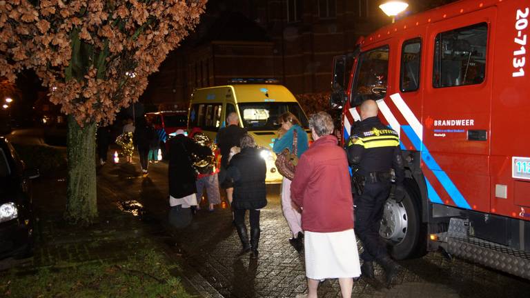 Bewoners werden uit hun appartement gehaald vanwege de brand. (Foto: FPMB)