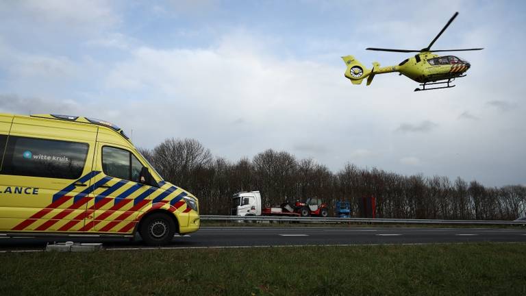 Een traumahelikopter landde op de snelweg. (Foto: Marcel van Dorst/ SQ Vision)