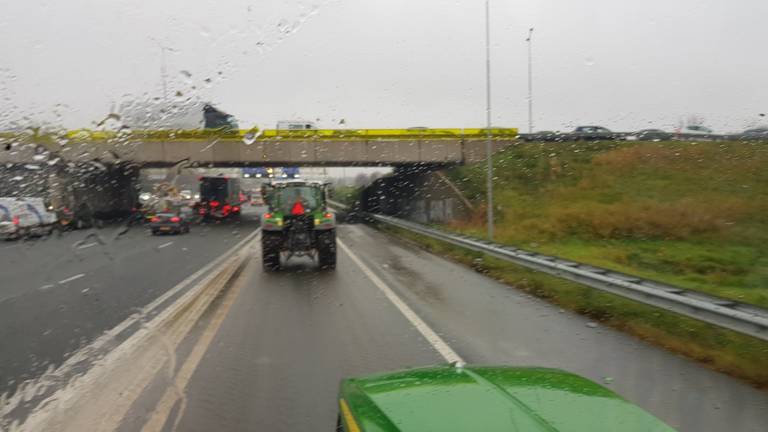 De boeren rijden op de A2 richting Eindhoven Airport.