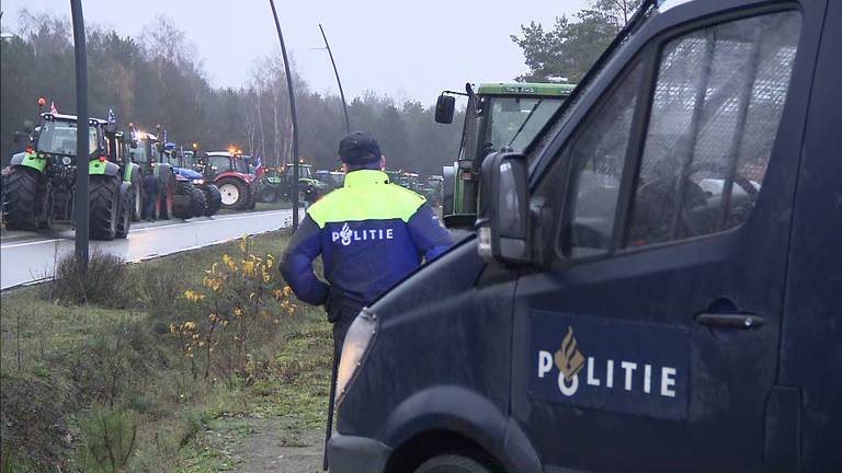 Boeren worden tegengehouden.