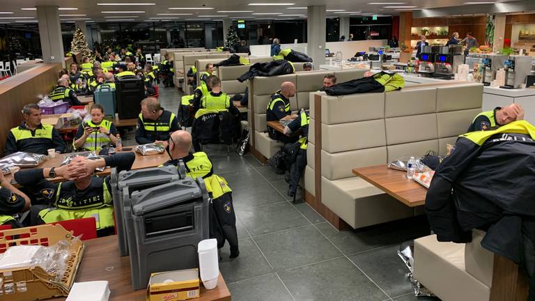 Drukte in de kantine. (Foto: Jan Burgmans)